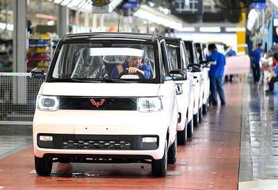 新能源車市場(chǎng)“兩頭熱、中間冷” 特斯拉與五菱宏光霸榜背后的中端市場(chǎng)困局